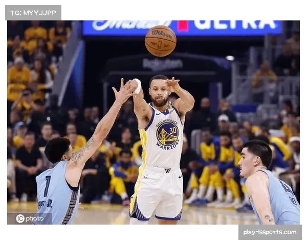 勇士第三节一波流击溃灰熊，库里单节轰下20分